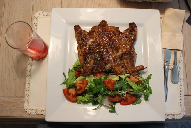 Обойдёмся без мангала! Курица в духовке: с хрустящей корочкой, целиком и ещё 3 простых рецепта, как приготовить вкусное мясо | Источник: Станислав Соколов / NGS.RU