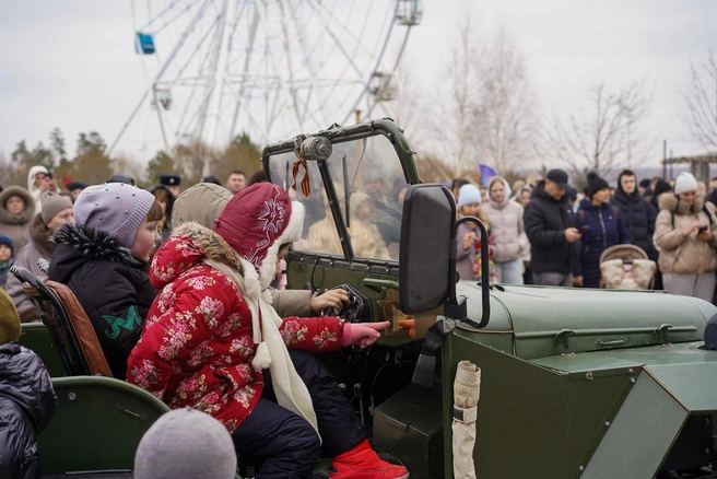 Внедорожник цвета хаки пользовался популярностью у подрастающего поколения | Источник: Администрация ЦПКиО