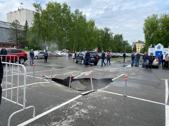 ЧП случилось на парковке около здания правительства Алтайского края | Источник: Ирина Господаренко / NGS22.RU