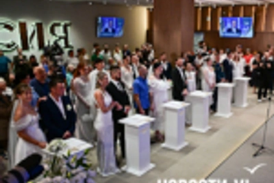 11 пар одновременно расписались во Владивостоке