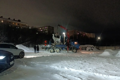 Скульптуру «Северные олени» перевезли в Мурманске для реставрации