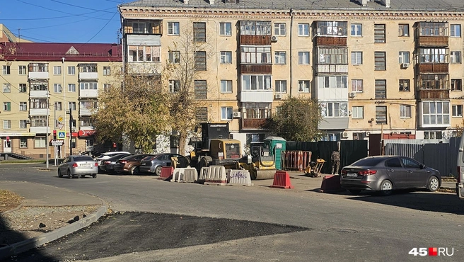 На Тобольной стоят дорожные ограждения у обочины | Источник: Дарья Никитченко / 45.RU