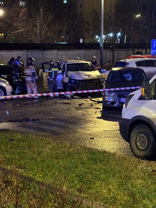 Автомобиль взорвался прямо под окнами многоквартирного дома | Источник: Осторожно, Москва / Telegram