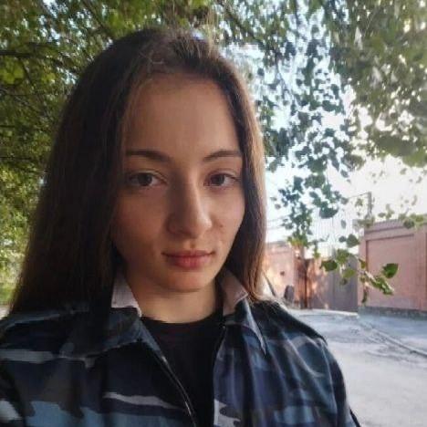 «Где же ты, девочка? Ждем тебя»: мама Анны Цомартовой побывала на месте, где в последний раз камеры засекли ее дочь