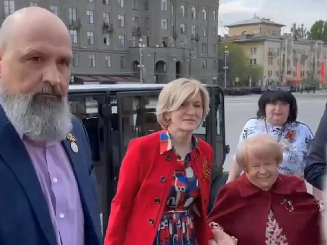 Александра Пахмутова смотрела парад с трибуны, располагаясь рядом с губернатором | Источник: Регион 34