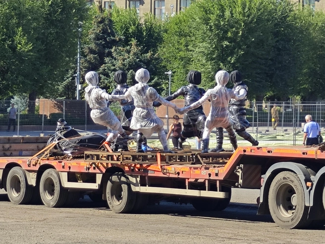 Часть скульптур замотаны в черную пленку | Источник: Дмитрий Васильев