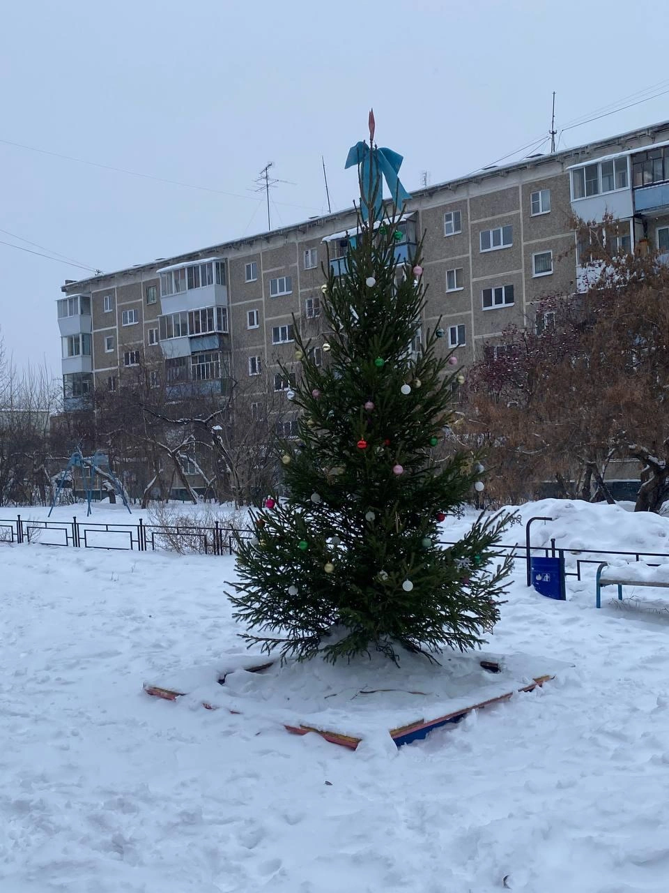 Как украсили к Новому году подъезды и дворы в Екатеринбурге - 29 декабря  2023 - Е1.ру