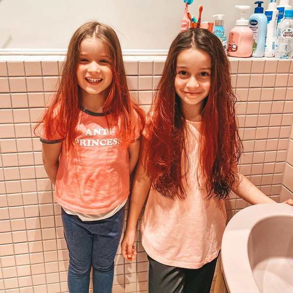 Ксения Бородина разрешила дочерям покрасить волосы в яркий цвет