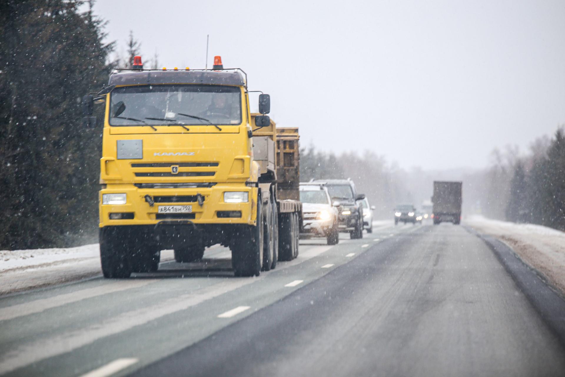 В Уфе из-за непогоды запретили въезд грузовикам 23 декабря 2022 - 23  декабря 2022 - УФА1.ру