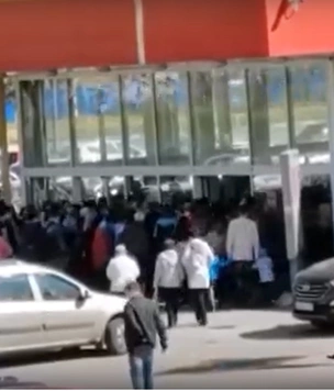 В Дзержинске гипермаркет объявил распродажу, и его заполонили толпы людей, придя целыми семьями (видео)