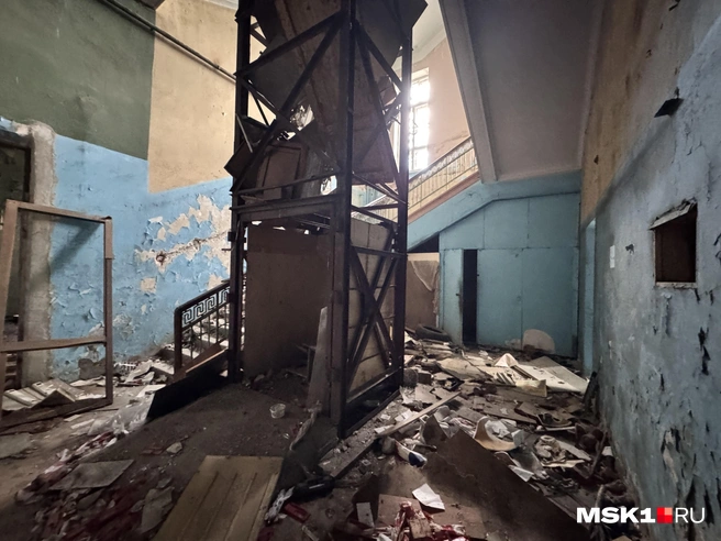 Лифт разобрали, а шахту завалили мусором | Источник: Алина Мельникова / MSK1.RU