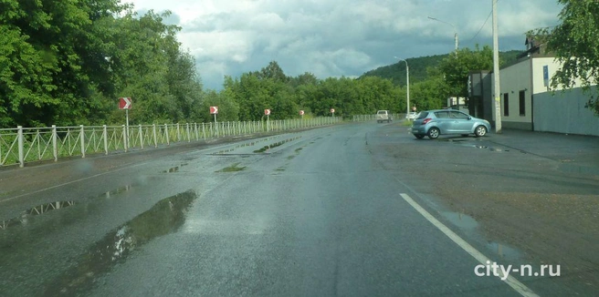 Жители, постоянно перемещающиеся по этому маршруту, призывают к срочным мерам по устранению опасного дефекта | Источник: www.city-n.ru