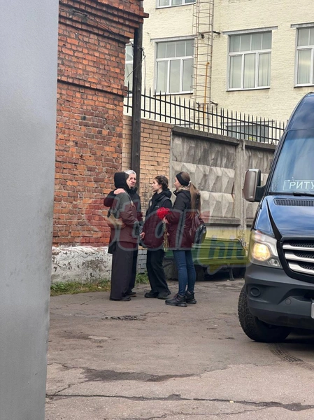 Семья сторонится журналистов 