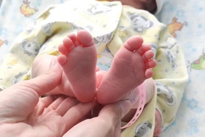 В перинатальном центре выходили девочку с весом 495 грамм