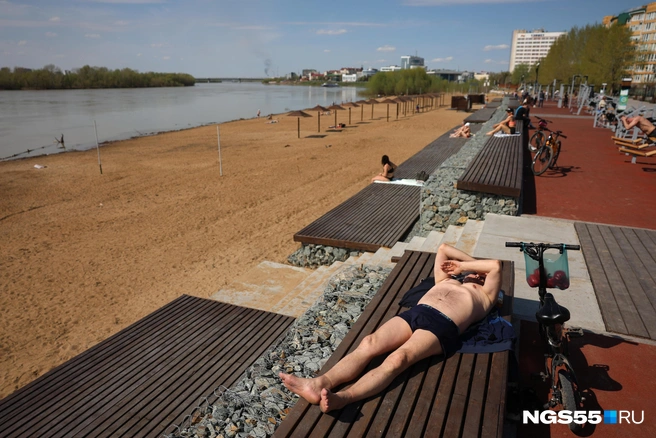 В 2025 году «СибДОР» обновил пляж «Центральный-2», где появились лежаки | Источник: Евгений Софийчук / NGS55.RU 