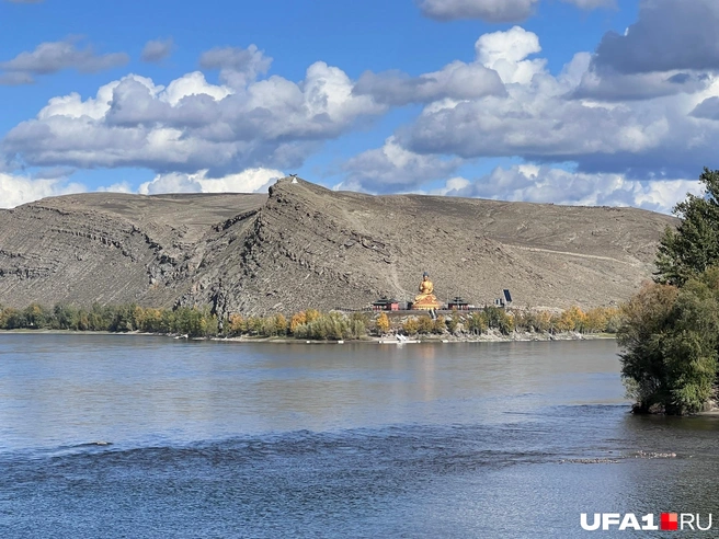 Статуя Будды на том берегу | Источник: Андрей Бирюков / UFA1.RU