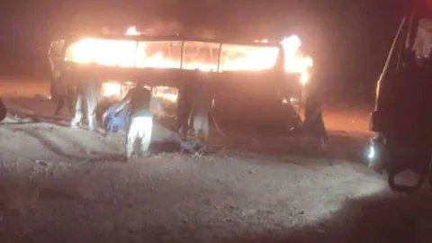 Автобус с пассажирами полностью сгорел | Источник: Сам Муттаки / X.com