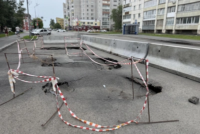 В Кургане провалился новый асфальт на Савельева