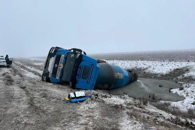 Concrete Mixer Overturns on Slippery Road Near Volgograd