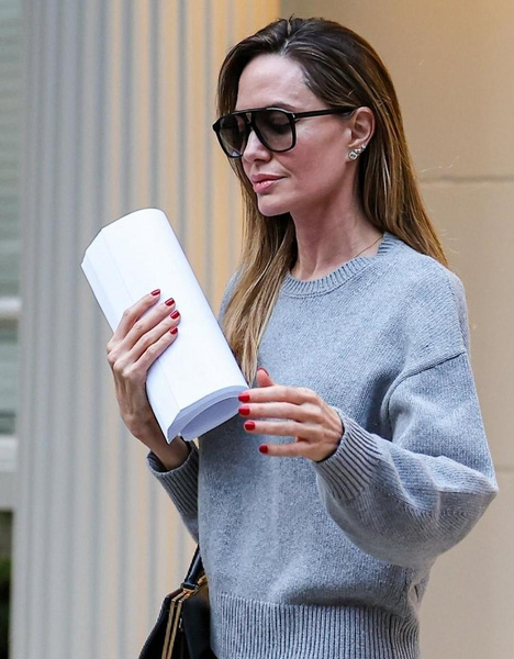 Серый свитер и черные брюки: Анжелина Джоли показывает, в чем ходить в офис зимой
