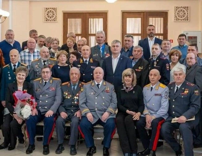 Слева от главы Юрги в парадной форме и в орденах стоит осужденный за коррупцию Иванов | Источник: Алексей Фомин / vk.com/a.v_fomin