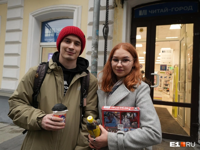 Огромная редкость, что молодые люди вечером в пятницу собирают пазлы | Источник: Кирилл Кушнов / E1.RU