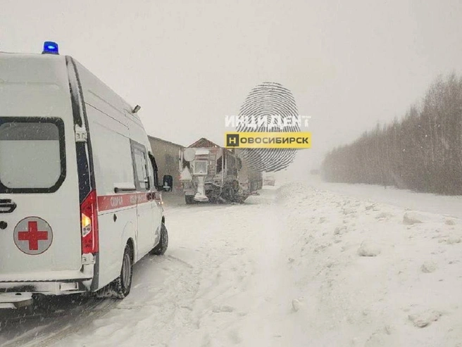 На месте дорожного происшествия дежурит бригада скорой медицинской помощи. | Источник: «Инцидент Новосибирск» / Vk.com