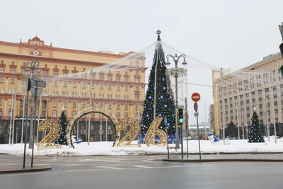 Москва 1 марта: снежные скамейки и очередь в мавзолей