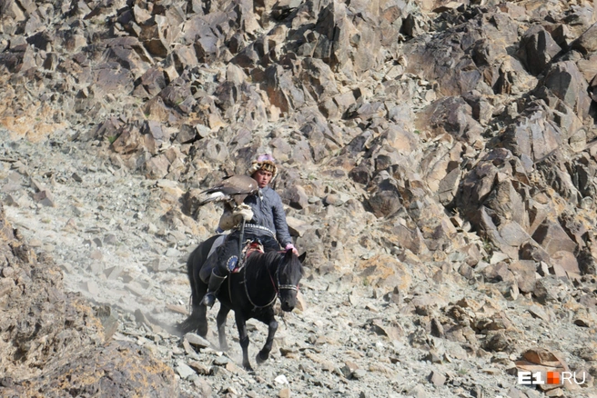 Всадник в национальной одежде с беркутом спустился прямо с горы | Источник: Дарья Черткова