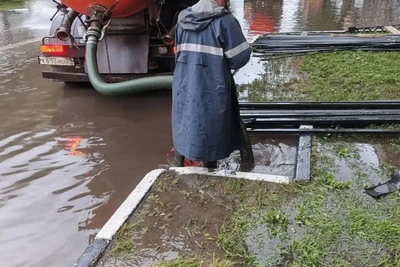 Северодвинск после ливня: дороги и тротуары ушли под воду