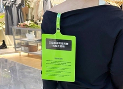 Почему в Китае теперь вешают на одежду огромные жесткие бирки размера А4, которые сложно снять?