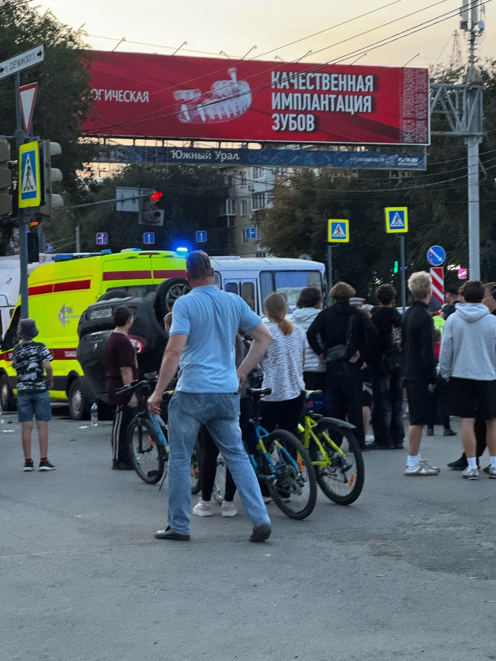На место приехали несколько машин скорой помощи | Источник: читатель 74.RU