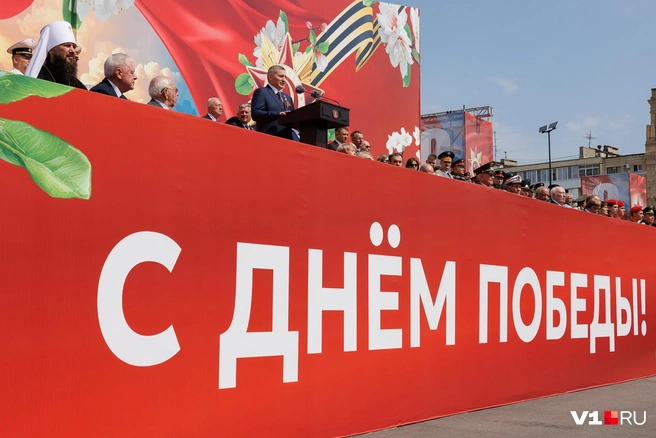 Парад начался с речи губернатора Андрея Бочарова | Источник: Алексей Волхонский / V1.RU