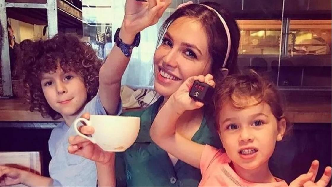 13-летняя дочь Абрамовича выросла точной копией олигарха, но модельного роста