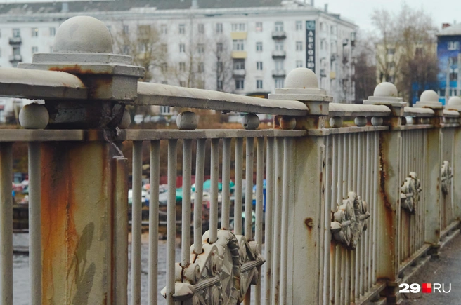 Ограждения покрылись ржавчиной и трещинами | Источник: Антон Данилов / 29.RU