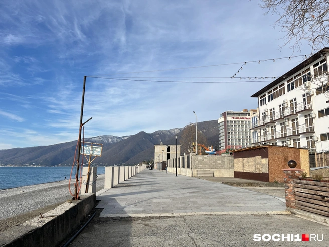 Совершенно пустые набережные в Гагре  | Источник: Анна Грицевич / SOCHI1.RU