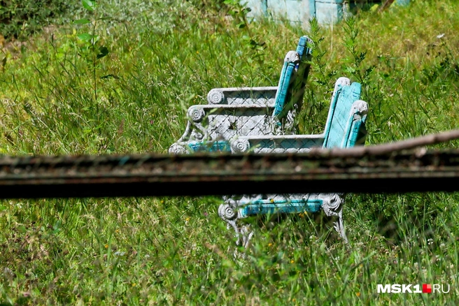 Если сесть на эти скамейки, они могут развалиться | Источник: Артем Устюжанин / MSK1.RU