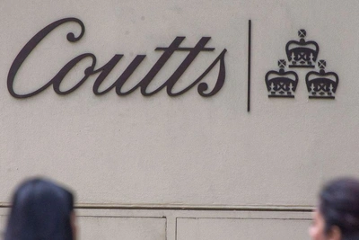 Банк короля Карла III вызвал скандал, ужесточив правила доступа