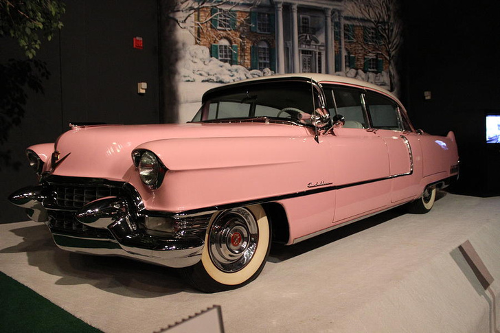 Но начнем мы все равно именно с «Кадиллака». Тем более, что «Флитвуд» 1955 модельного года — самое популярное звено в цепочке «Элвис-автомобиль». Изначально этот «Кэдди» был синего цвета, но Пресли распорядился перекрасить машину в розовый, чтобы она лучше