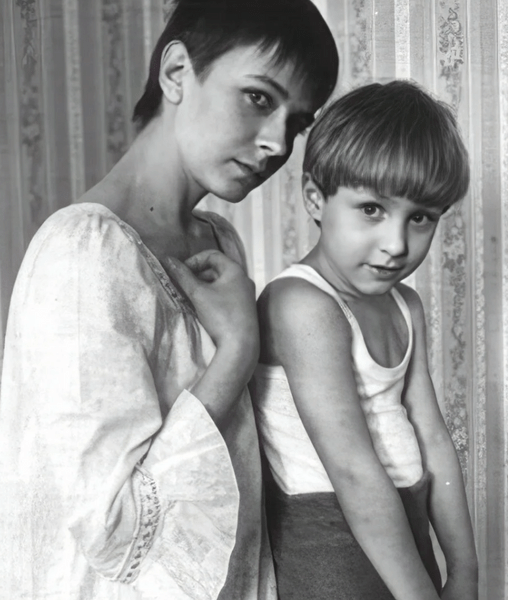 Как сейчас выглядят разлученные в детстве сыновья Елены Сафоновой: старший рос с матерью, младший — остался с отцом