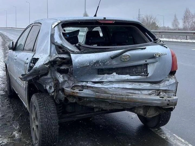 На снимке — поврежденный автомобиль Александра после аварии | Источник: читатель 74.RU
