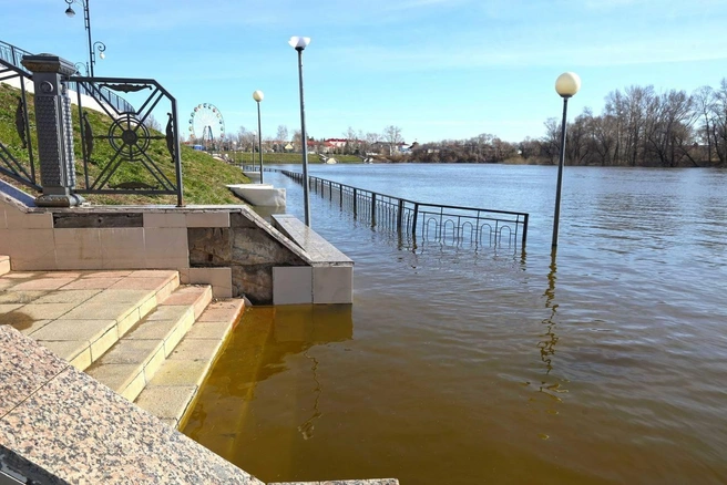 Воды подступает к ступеням на набережной | Источник: Читатель 72.RU