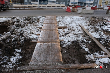 Выйти на крайнюю полосу дороги можно по деревянному настилу | Источник: Тимофей Калмаков / 59.RU