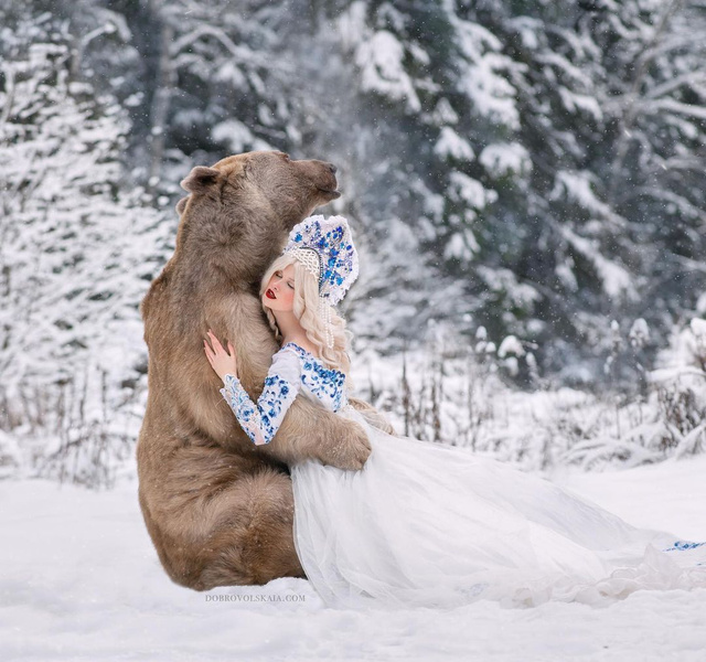 Фотосессия московской фотохудожницы о дружбе красивых девушек и диких животных стала вирусной (галерея)