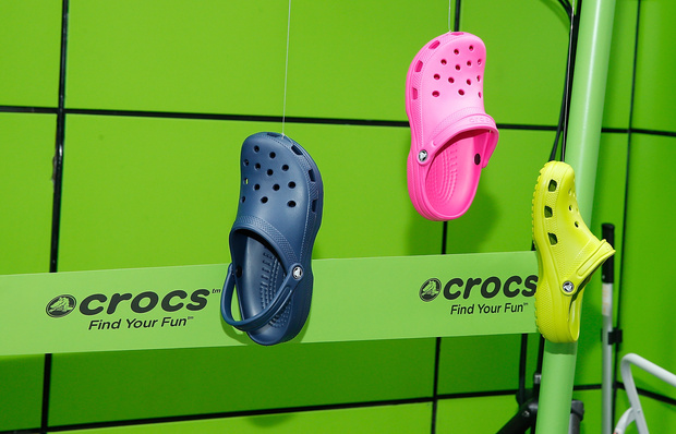 Фото №1 - Феномен Crocs: почему звезды в 2021-м году перешли на «огородную» обувь
