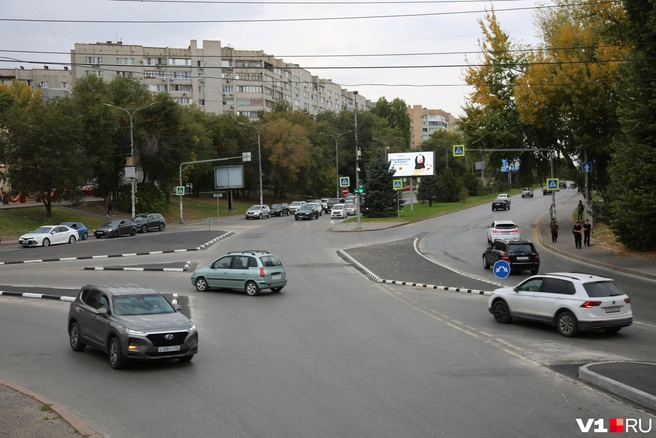 «Острова безопасности» перекроили один из самых оживленных перекрестков центра | Источник: Константин Завриков / V1.RU