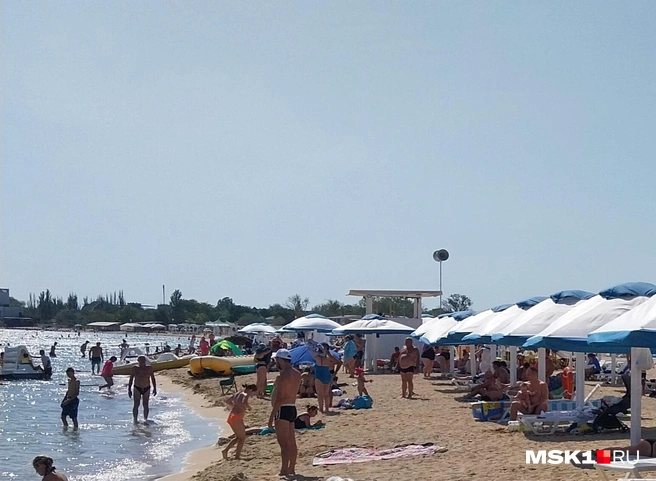 Найти уединенные пляжи летом 2025 года было невозможно — число туристов, приехавших в Крым, побило доковидные рекорды | Источник: Александра Сотникова / MSK1.RU