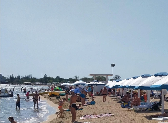 Найти уединенные пляжи летом 2025 года было невозможно — число туристов, приехавших в Крым, побило доковидные рекорды | Источник: Александра Сотникова / MSK1.RU 