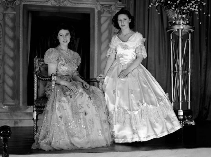 Золотой архив Виндзоров: легендарное семейное фото королевы Елизаветы и ее сестры, которое никто никогда не видел