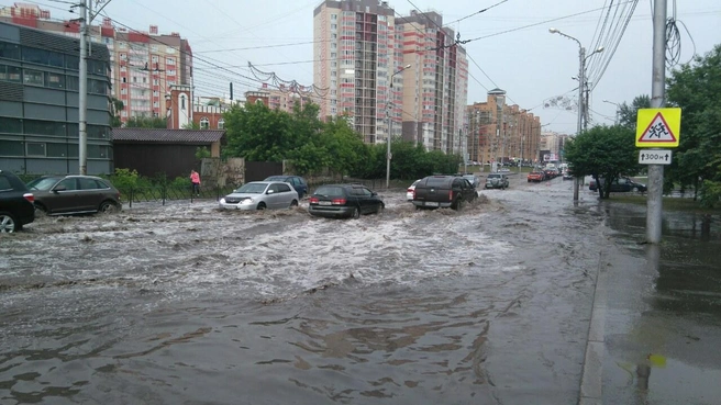 По затопленному участку автомобили движутся со скоростью 10 км/ч